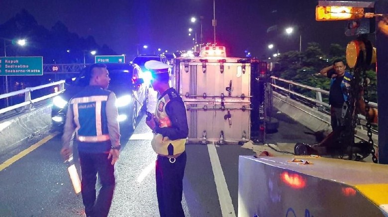 Ada Truk Terguling, Lalin di Tol Pluit Sempat Tersendat Ada Truk Terguling, Lalin di Tol Pluit Sempat Tersendat