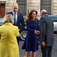 Anting tersebut senada dengan cincin tunangan Kate, yang juga merupakan warisan Putri Diana. Cincin tersebut dihiasi batu safir dengan deretan berlian kecil yang mengelilinginya. (Foto: Eamonn M. McCormack/Getty Images)
