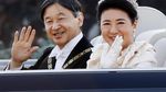 Momen Kaisar Jepang Sapa Warga dari Toyota Century