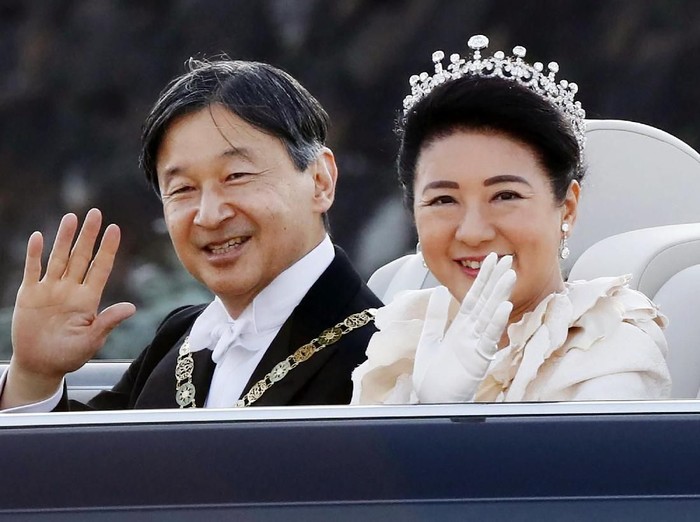 Momen Kaisar Jepang Sapa Warga dari Toyota Century Kaisar Jepang yang baru, Naruhito dan istrinya Permaisuri Masako ikut parade di pusat kota Tokyo pada Minggu, (10/11/2019).