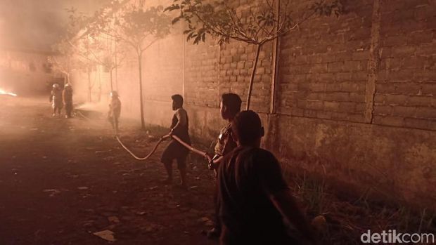 Gudang Kayu Sebelahan Pabrik Milik Jokowi Terbakar, Kerugian Rp 25 M