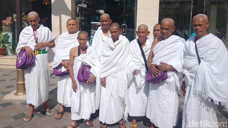 Ibadah Umrah Usai, Jemaah Marbut DKI Gunduli Kepala Ibadah Umrah Usai, Jemaah Marbut DKI Gunduli Kepala