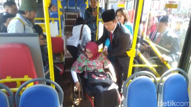 Uji coba bus low deck di Semrang