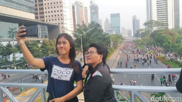 Puput (26) sedang berswafoto di JPO tanpa arap Sudirman