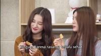 Foto: IstimewaDua member girl group MOMOLAND, mencicipi keripik tempe di youtube channel Sunny Dahye.