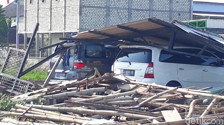 Kampus di Bojonegoro Ini Diterjang Angin Kencang, 3 Mobil Tertimpa Atap Kampus di Bojonegoro Ini Diterjang Angin Kencang, 3 Mobil Tertimpa Atap