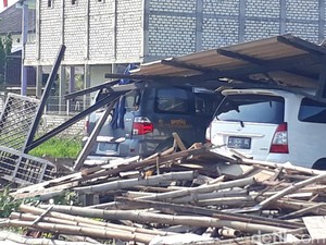 Kampus di Bojonegoro Ini Diterjang Angin Kencang, 3 Mobil Tertimpa Atap