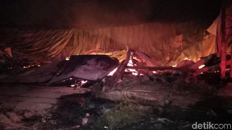 Gudang Kayu Sebelahan Pabrik Milik Jokowi Terbakar, Kerugian Rp 25 M Gudang Kayu Sebelahan Pabrik Milik Jokowi Terbakar, Kerugian Rp 25 M