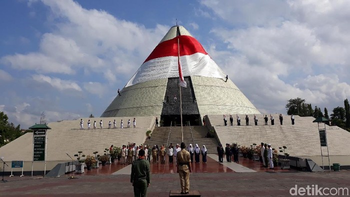 Pengibaran bendera merah putih raksasa saat upacara peringatan hari pahlawan di Monjali Yogyakarta.