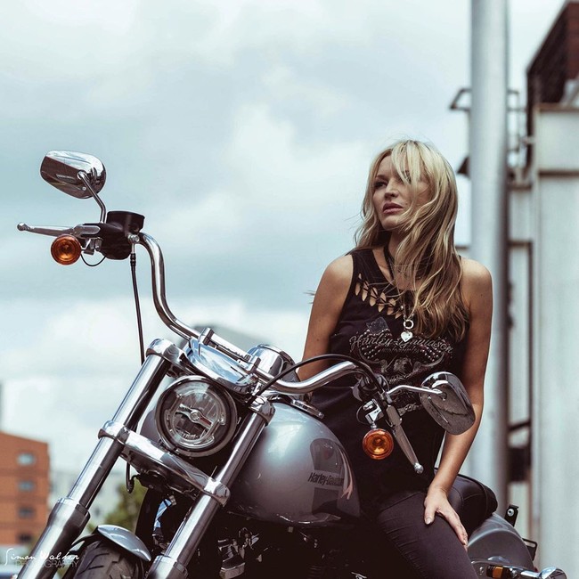 Sebuah bus menabrak mobil yang ditumpanginya bersama sang pacar. Kepalaku penuh dengan darah, aku berteriak. Semuanya benar-benar hancur, daguku seperti menggantung, kenang dia seperti dikutip dari The Sun. (Foto: Instagram/katemossalike)