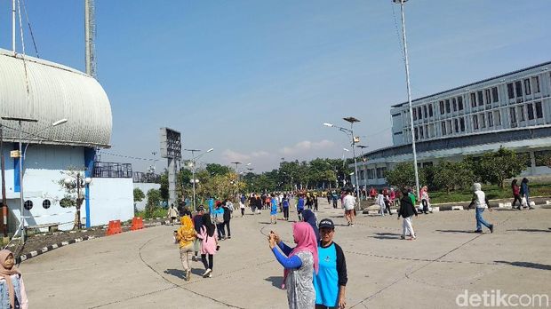 Warga Berolahraga di SOR Arcamanik Dilarang Dekati Reruntuhan Stadion
