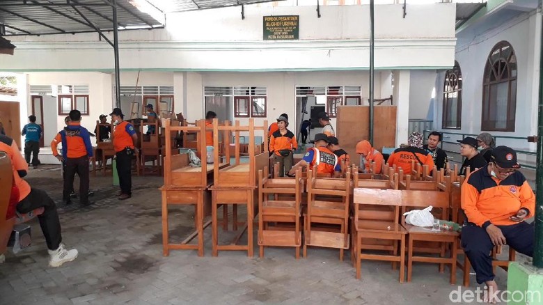 Puluhan Relawan Ngebut Siapkan Kelas Relokasi Siswa SDN Gentong Puluhan Relawan Ngebut Siapkan Kelas Relokasi Siswa SDN Gentong