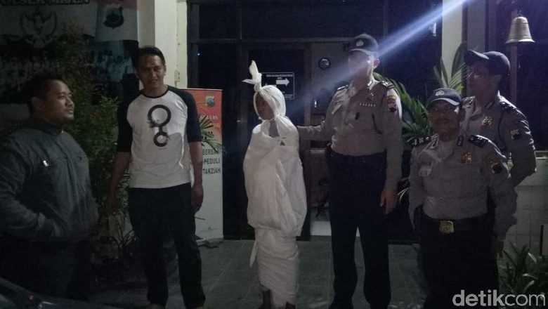Ngeprank Jadi Pocong, ABG di Semarang Diciduk Polisi Ngeprank Jadi Pocong, ABG di Semarang Diciduk Polisi