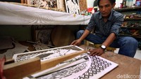 Bahkan saat semua produk lukisan dikerjakan secara manual, dirinya mengaku pernah sama sekali tidak mendapatkan omzet. Itu artinya, biaya produksi yang digunakan sangat besar.