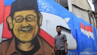 Beragam cara dilakukan warga untuk memperingati Hari Pahlawan yang jatuh pada 10 November. Salah satunya, dengan aksi mural sosok pahlawan Indonesia, seperti yang dilakukan Komunitas Cimindi Ngahiji di Kota Cimahi, Jawa Barat.