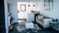 Para tamu akan merasa seperti di rumah sendiri berkat perabotan dan fasilitas kontemporer.