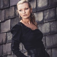Perempuan yang satu ini bukan Kate Moss, ataupun kembarannya. Dia adalah Denise Ohnona yang kebetulan punya wajah mirip model terkenal asal Inggris itu. (Foto: Instagram/katemossalike)