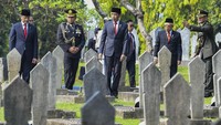 Presiden Joko Widodo saat melakukan ziarah di TMP Kalibata, Jakarta.