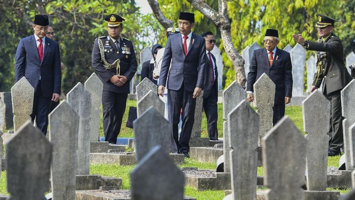 Presiden Joko Widodo (kedua kiri) bersama Wakil Presiden Maruf Amin (kedua kanan) dan Menteri Sosial Juliari Batubara (kiri) berdoa bersama setelah melakukan tabur bunga usai Upacara Ziarah Nasional di Taman Makam Pahlawan Nasional Utama Kalibata, Jakarta, Minggu (10/11/2019). Upacara tersebut dilaksanakan sebagai bentuk penghormatan terhadap jasa pahlawan dan mengenang pertempuran 10 November di Surabaya. ANTARA FOTO/Galih Pradipta