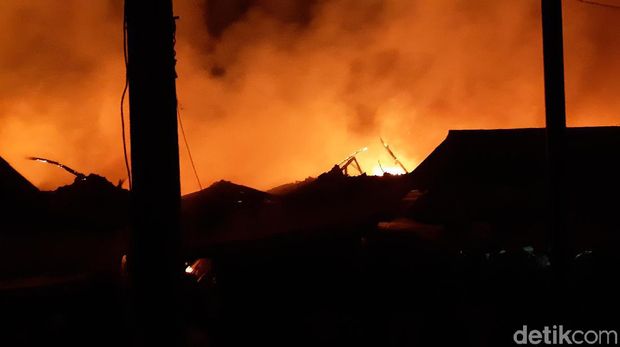 Pasar Baros Kebakaran, Jalur Serang-Pandeglang Ditutup