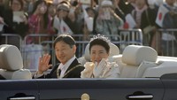 Parade ini merupakan penobatan kaisar yang dirayakan oleh puluhan ribu masyarakat Jepang yang mengibarkan bendera.