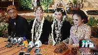 Yuni Shara memberi wejangan pada si bungsu. Sayang KD langsung pulang dengan Raul Lemos pada sesi wawancara. Foto: Adik KD, Kartika Sary menikah / dok pri