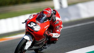 Aksi Pebalap 15 Tahun Indonesia di CEV Moto2 Valencia