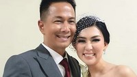 Delon resmi menikah dengan Aida, si janda kaya raya. Ini pernikahan kedua Delon. Foto: Delon Thamrin dan Aida / Instagram
