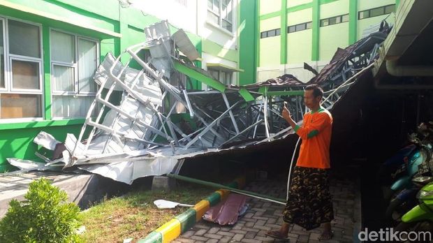 Kampus di Bojonegoro Ini Diterjang Angin Kencang, 3 Mobil Tertimpa Atap