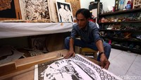 Tinggal di wilayah perbatasan Singapura dan Malaysia, kata Sharuddin juga memberikan keuntungan tersendiri bagi produk lukisan tripleknya. Dia menceritakan, produknya pernah dipesan oleh seorang anak sultan Malaysia.