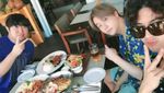Intip Momen Seleb Korea Saat Cicip Nasi Padang hingga Kopi Joss