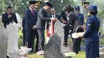 Jokowi di Antara Pusara Para Pahlawan