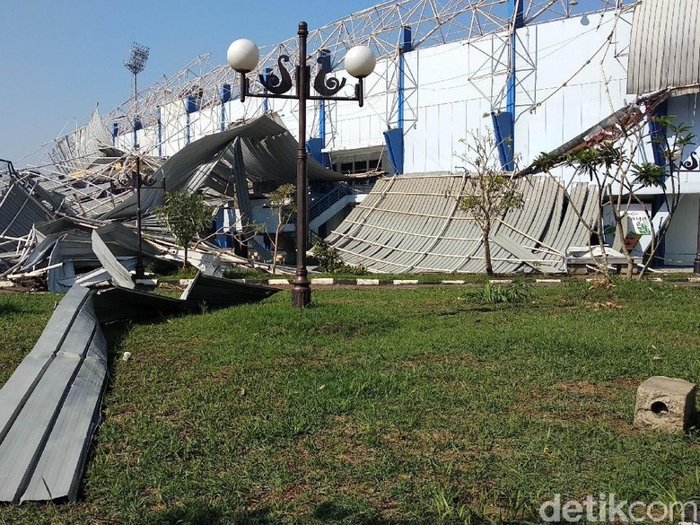 Kerugian Atap Ambruk Stadion Arcamanik Masih Dihitung Pemprov Jabar Kerugian Atap Ambruk Stadion Arcamanik Masih Dihitung Pemprov Jabar