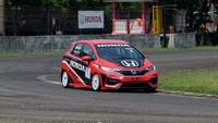 Meskipun demikian, Alvin mengaku tak ragu untuk seri pamungkas nanti. Memang agak berat untuk setting pacuan Honda Jazz RS nya lantaran waktu dari balapan putaran keenam ini menuju final seri sangat dekat sehingga tinggal bagaimana ia harus berjuang keras di lintasan nanti. Foto: dok. ABM Motorsport