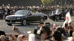 Momen Kaisar Jepang Sapa Warga dari Toyota Century