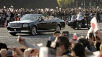 Dikutip The Mainichi, pasangan kekaisaran itu mengikuti parade dengan menumpangi sedan convertible mewah, Toyota Century beratap terbuka.