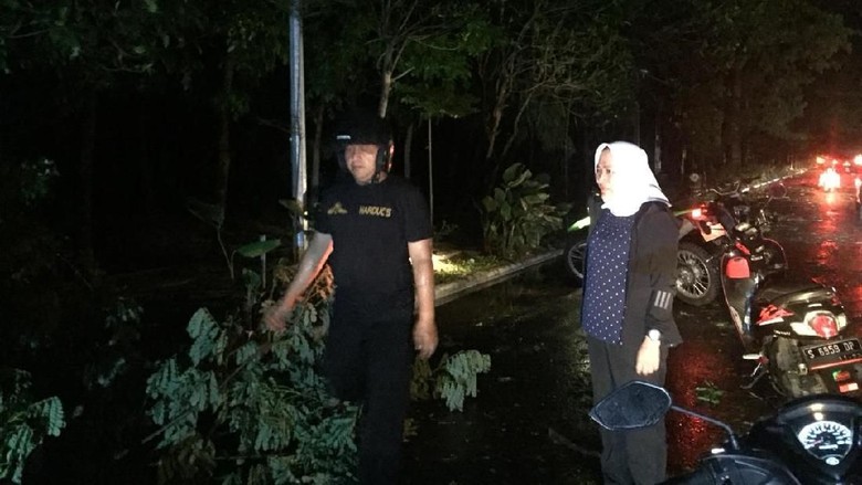 Saat Bupati Anna Tinjau Lokasi Terdampak Angin Kencang di Bojonegoro Saat Bupati Anna Tinjau Lokasi Terdampak Angin Kencang di Bojonegoro