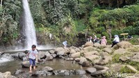 Seperti layaknya wisata air terjun, Coban Jahe menyuguhkan hawa segar nan sejuk dengan gemercik air terasa dingin ketika menyentuh kulit. Pemandangannya pun masih asri. (Muhammad Aminudin/detikcom)