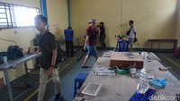 Tempat workshop pembuat suvenir timah meski masih terbatas, mulai dari bahan baku sampai dengan tempat bekerjanya (Foto: Ahmad Masaul Khoiri/detikcom)
