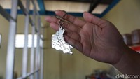 Lambat laun, pembuat suvenir timah ini mulai mandiri dan bisa bikin sendiri (Foto: Ahmad Masaul Khoiri/detikcom)