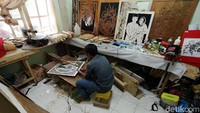 Dia menceritakan, awal mula menjalankan usahanya karena sekadar menyalurkan hobi seni melukis. Sejak 10 tahun lalu, dirinya sudah banyak menciptakan produk lukisan namun pada tahun 2013 dirinya senang dengan hasil lukisan tripleknya.