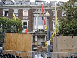 Mengintip Renovasi Rumah Orang Terkaya yang Kamar Mandinya 25