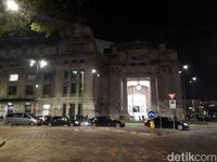 Jalanan Kota Milan, Masuk Kota Harus Bayar. 