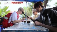 Foto: IstimewaMember Seventeen pun saat ke Yogyakarta tak lupa mencicipi Kopi Joss yang menggunakan arang panas.