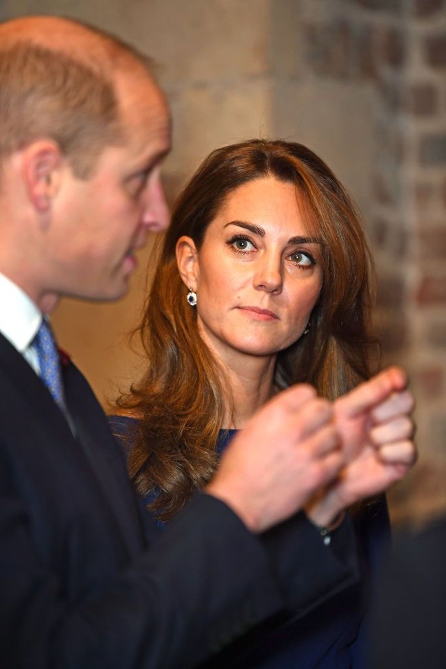 Anting yang dipakai Kate ini merupakan versi baru dari bentuk lama. Putri Diana dulu memakainya sebagai anting bermodel solitaire. Untuk Kate, anting tersebut diubah menjadi model menggantung. (Foto: Eamonn M. McCormack/Getty Images)