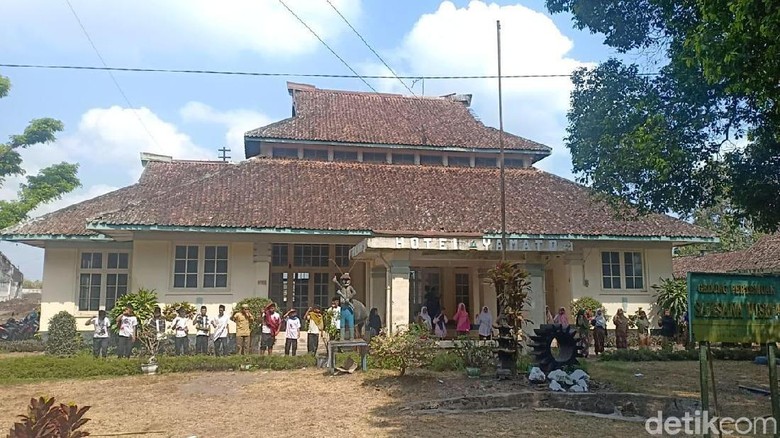 Siswa SMK di Jember Tampilkan Drama Kolosal di Bangunan Peninggalan Belanda Siswa SMK di Jember Tampilkan Drama Kolosal di Bangunan Peninggalan Belanda