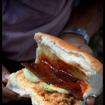 Sebatang Kara, Kakek 80 Tahun Ini Jual Sandwich untuk Cari Uang