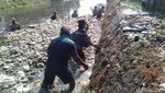 Penuh Sampah, Warga Gotong-royong Bersihkan Sungai Ledeng
