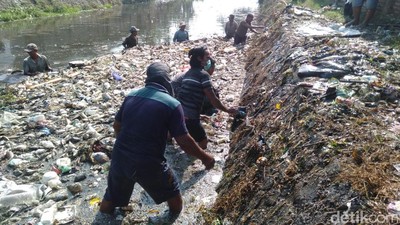 Penuh Sampah, Warga Gotong-royong Bersihkan Sungai Ledeng