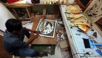 Tidak hanya itu, produknya juga pernah dipesan oleh turis asal Italia dan Rusia. Dengan begitu, produk Franky Gallery sudah tembus ke pasar internasional. Meskipun masih sedikit. Dia berharap ke depannya Pemerintah Daerah Kabupaten TBK bisa memberikan fasilitas yang lebih lengkap lagi bagi pelaku usaha. Khususnya promosi produk pelaku usaha yang bersda di wilayah perbatasan.